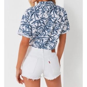 White Levi’s cutoff shorts